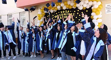 Ortaokul öğrencilerinin mezuniyet sevinci