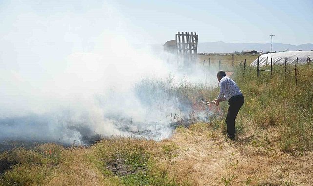 Örtü yangını tarım alanlarına sıçramadan söndürüldü