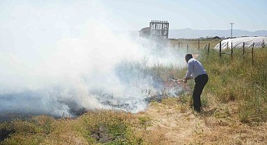 Örtü yangını tarım alanlarına sıçramadan söndürüldü