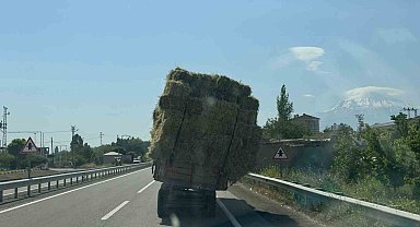 Ot yüklü traktörün tehlikeli seyri kamerada