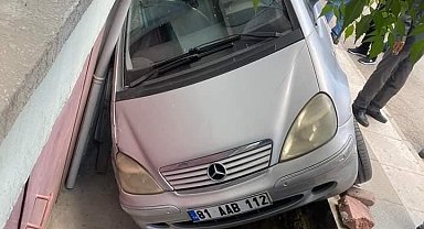 Otomobil apartman boşluğuna düştü: 2 yaralı