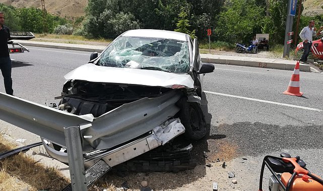 Otomobil bariyerlere çarptı, 3 yaralı