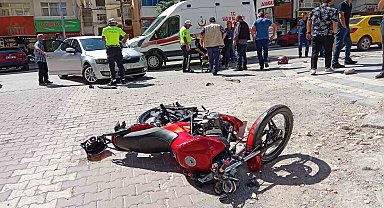 Otomobil ile çarpışan motosikletin sürücüsü yaralandı