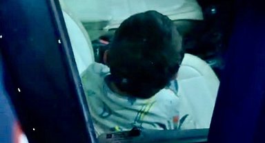 Otomobilde mahsur kalan çocuğu itfaiye kurtardı