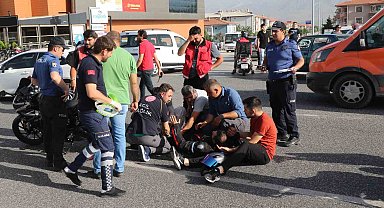 Otomobille çarpışan motosiklet sürücüsü ağır yaralandı