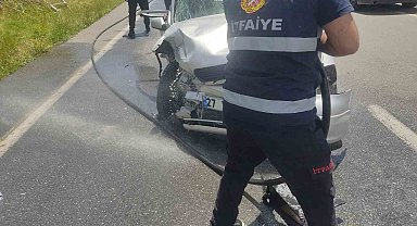 Otomobille hafif ticari araç çarpıştı: 8 yaralı