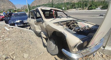 Otomobiller kavşakta kafa kafaya çarpıştı