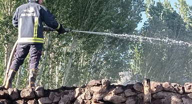 Özalp'te ahır, tandır evi ve odunluk yangını