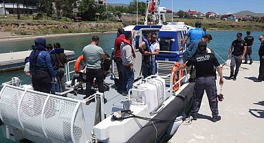 Özel öğrenciler polis botuyla Van Gölü'nü gezdi