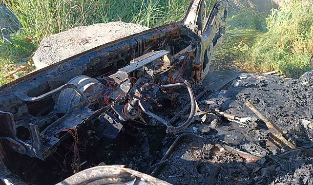 Park halindeki kamyonet yanarak kullanılamaz hale geldi