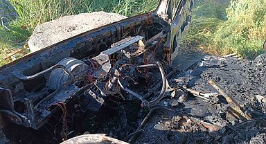 Park halindeki kamyonet yanarak kullanılamaz hale geldi