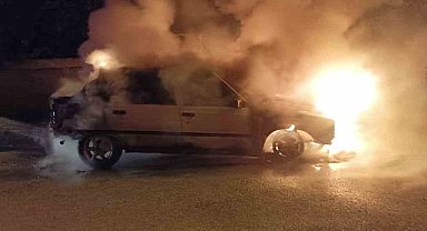 Park halindeki otomobil yanarak pert oldu