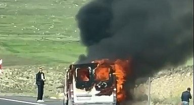 Sarıkamış'ta seyir halindeki ticari araç alev alev yandı