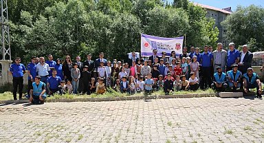 Savcı ve hakimler köy okulunda öğrencilerle fidan diktiler