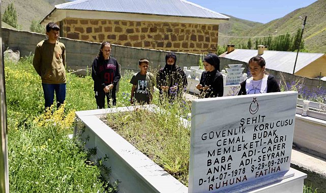 Şehit babanın "Babalar Günü" çocukları tarafından mezarı başında kutlandı