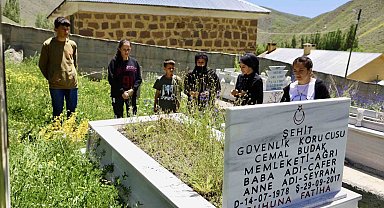 Şehit babanın "Babalar Günü" çocukları tarafından mezarı başında kutlandı