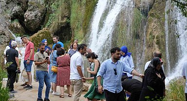 Sıcaktan bunalanlar Girlevik Şelalesi'nde serinliyor