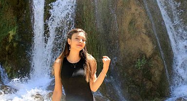 Sıcaktan kaçan Girlevik Şelalesi'nde serinliyor