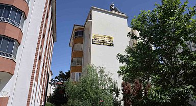 Su alan binada tadilat yapılmayınca pankartla tepki gösterdi