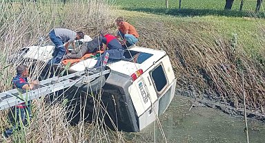 Sulama kanalına uçan minibüsün sürücüsü itfaiye tarafından kurtarıldı