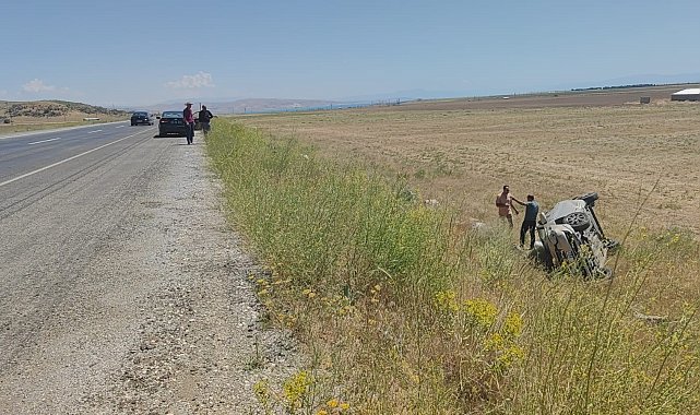 Takla atan otomobildeki 2 kişi kazayı hafif sıyrıklarla atlattı