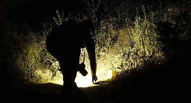 Tartıştığı şahsa ait aracın lastiklerine bıçakla zarar veren genç mahalleyi karıştırdı