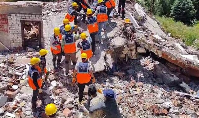 Tatbikat gerçekçi olsun diye enkaz altından çıkanların yakınları sinir krizi geçirdi