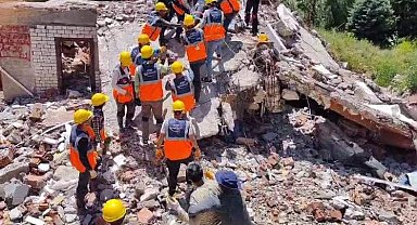 Tatbikat gerçekçi olsun diye enkaz altından çıkanların yakınları sinir krizi geçirdi