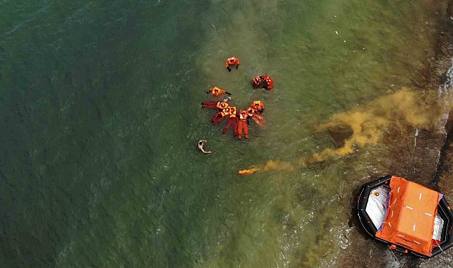 Tatvan'da öğrenciler denizde canlı kalabilme eğitimi gördü