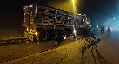 Tırla traktör tünelde çarpıştı