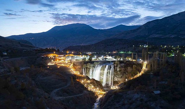 Tortum Şelalesi coştu