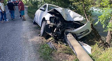 Tunceli'de kontrolden çıkan araç elektrik direğine çarptı: 4 yaralı