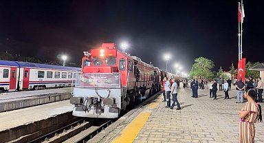 Turistik Tatvan Treni'nin ilk yolcuları Tatvan'a vardı