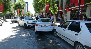 Üç aracın karıştığı kazada 1 kişi yaralandı