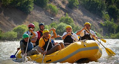 Vali Ali Çelik, Zap Suyu'nda gençlerle rafting yaptı