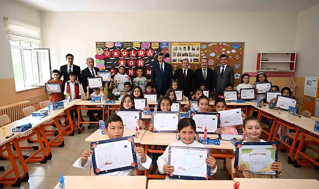 Vali Çiftçi öğrencilere karne dağıttı, velilere mesaj verdi