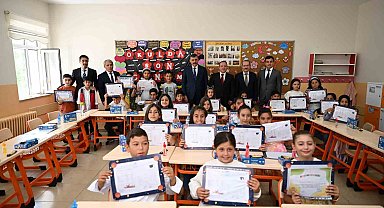 Vali Çiftçi öğrencilere karne dağıttı, velilere mesaj verdi