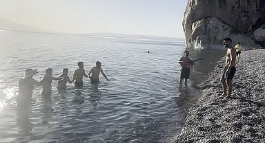 Van Gölü'nde halaylı sezon açılışı