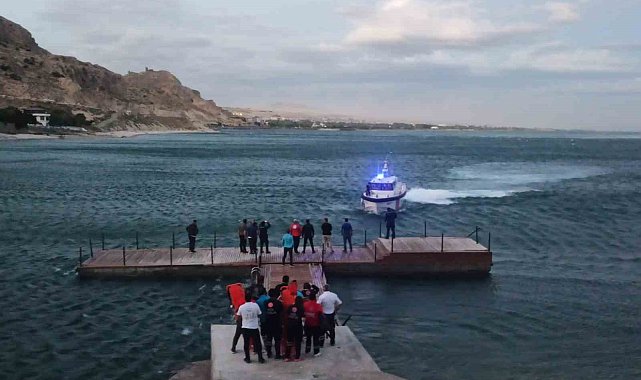 Van Gölü'nde kanoları devrilen 4 kişi ölümden döndü