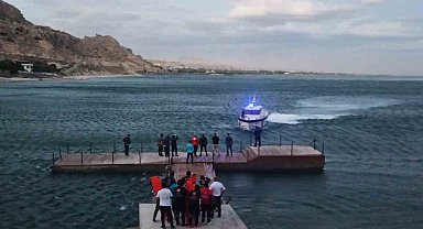 Van Gölü'nde kanoları devrilen 4 kişi ölümden döndü