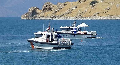 Van Gölü'nde kaybolan gencin arama çalışmaları dördüncü gününde sürüyor
