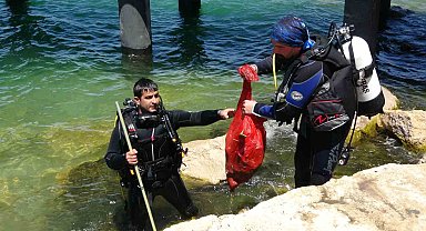 Van Gölü'ne dalış yapan dalgıçlar 10 dakikada çok miktarda çöp çıkardı