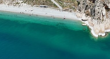 Van Gölü'nün masmavi suları ziyaretçilerini ağırlıyor