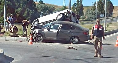 Van'da çarpışan araçlar üst üste çıktı: 1 yaralı