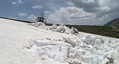 Van'da haziran ayında karla mücadele çalışması