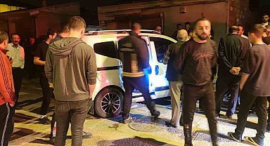 Van'da kamyonet kaldırıma çarptı: 3 yaralı