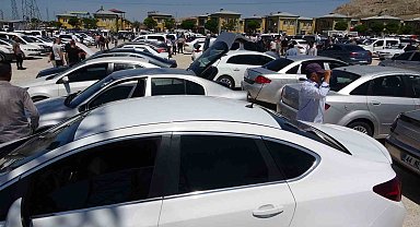 Van'da Kurban Bayramı arefesinde açık oto pazarında yoğunluk