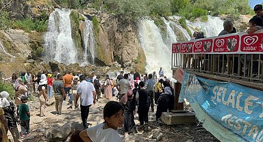 Van'ın göz kamaştıran şelalesine yoğun ilgi