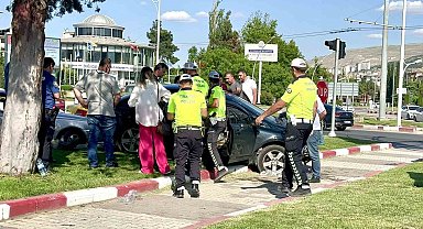 Virajı alamayan sürücü refüje çıktı, 2 yaralı
