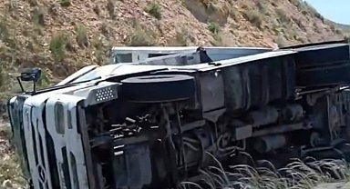 Virajı alamayan tır devrildi